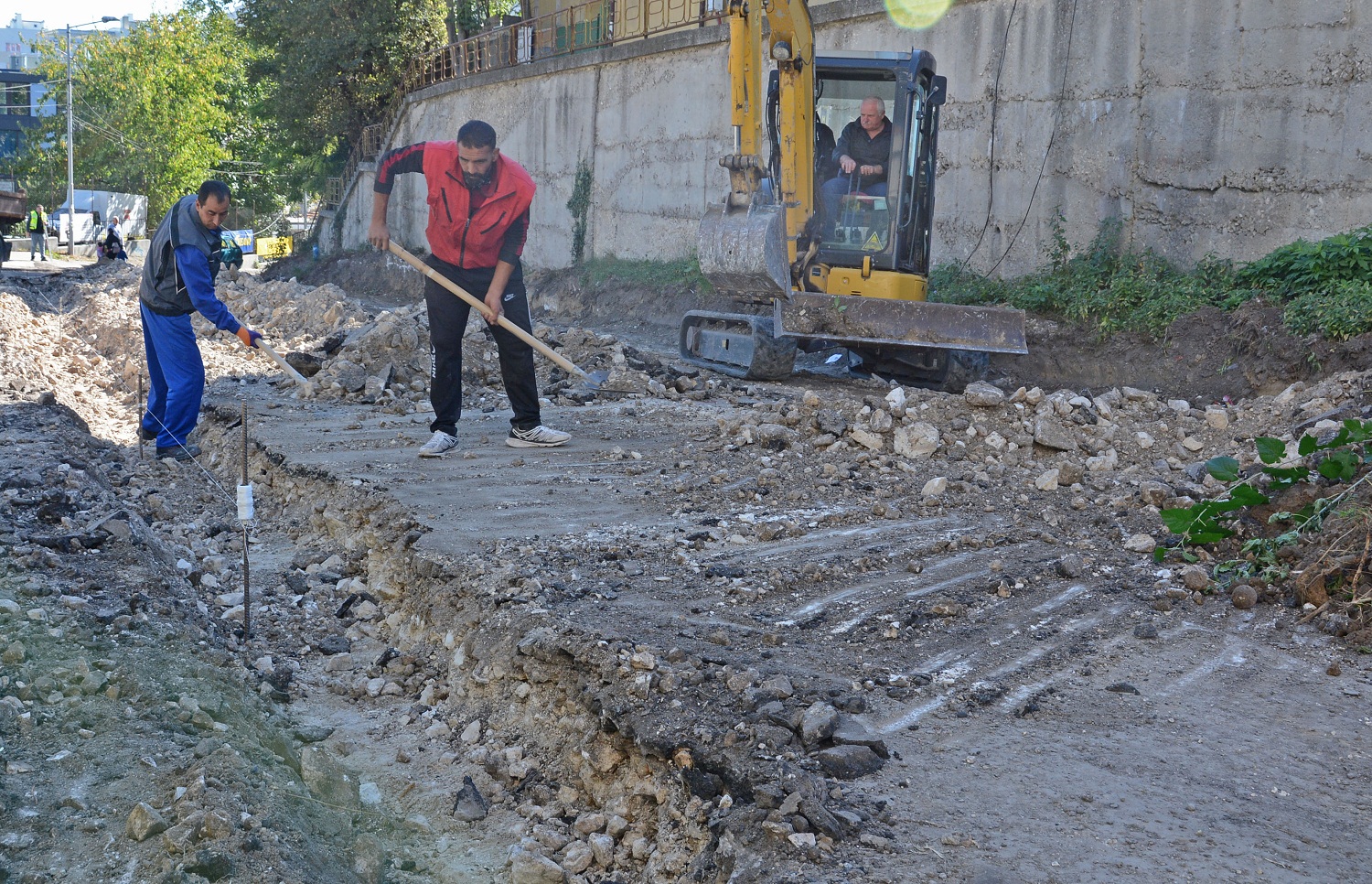 Започна основен ремонт на ключова улица в „Аспарухово“ (СНИМКИ)